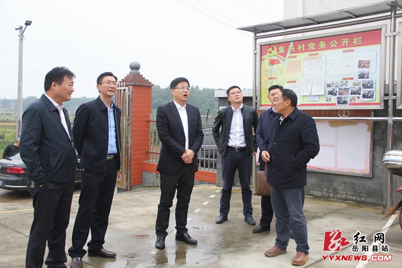 田文静调研精准扶贫和村级服务平台建设工作