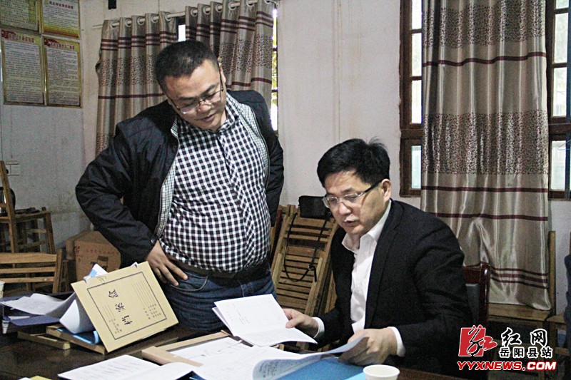 田文静调研精准扶贫和村级服务平台建设工作