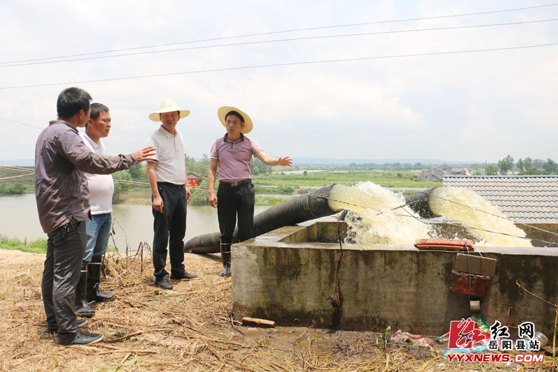 周鹏连夜赶赴大毛家湖开展防汛工作