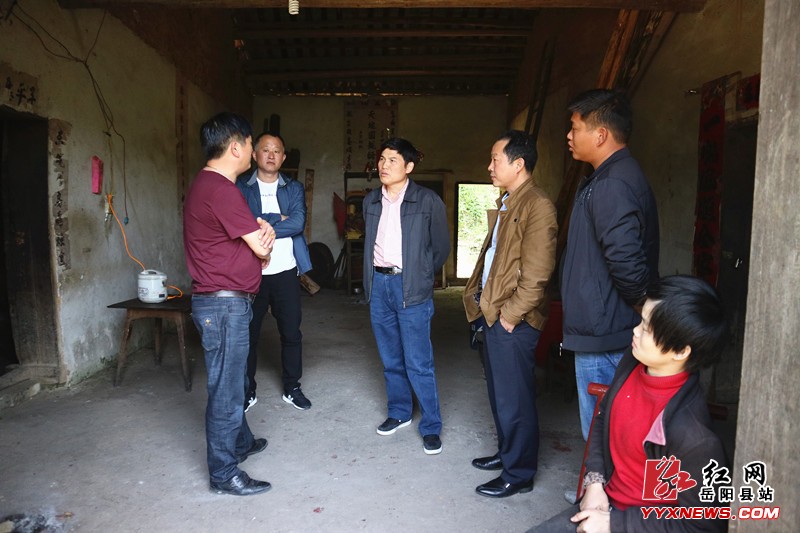 张艳生到茨洞村开展精准扶贫工作