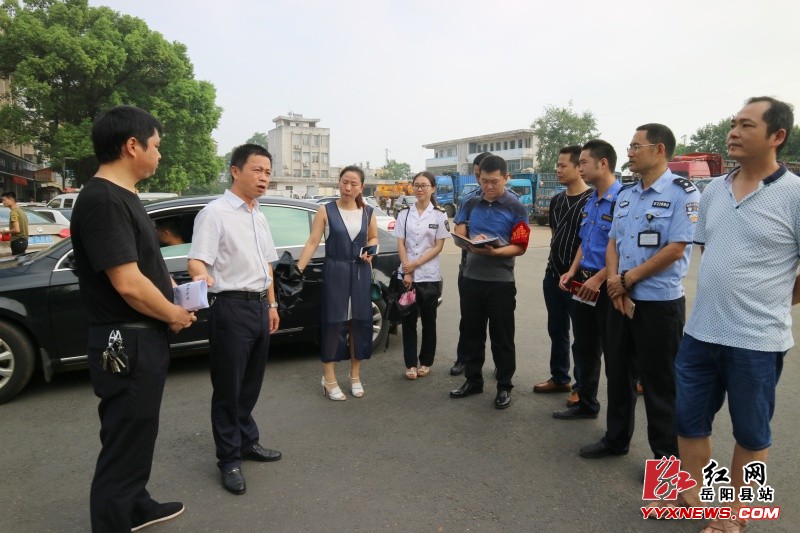 “路长”王卫兵复查车站路文明创建工作