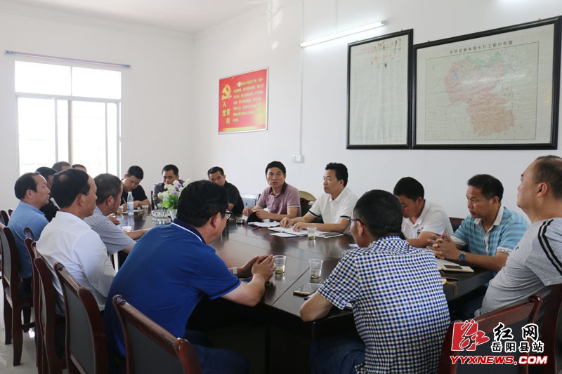 周鹏连夜赶赴大毛家湖开展防汛工作