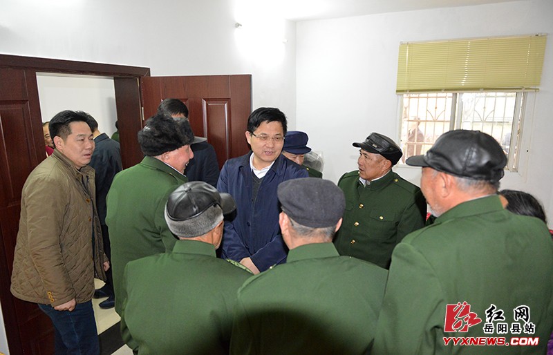 县四大家领导慰问驻县部队官兵和光荣院老人