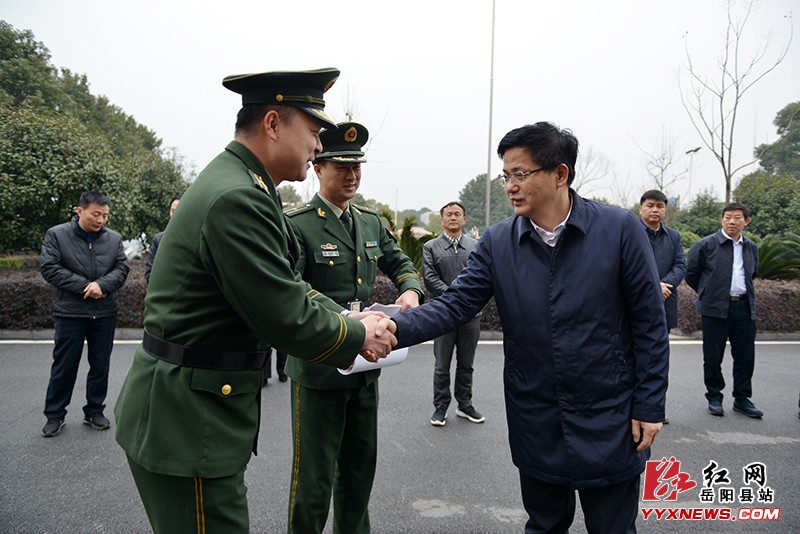 县四大家领导慰问驻县部队官兵和光荣院老人