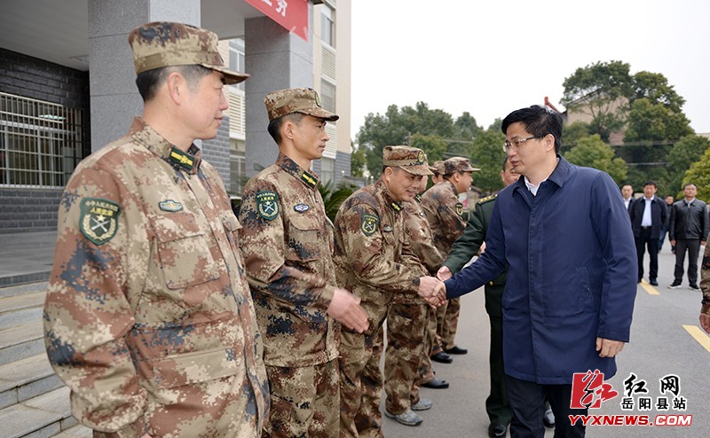 县四大家领导慰问驻县部队官兵和光荣院老人