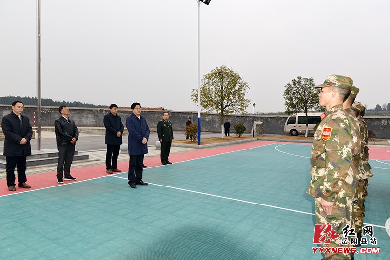 县四大家领导慰问驻县部队官兵和光荣院老人