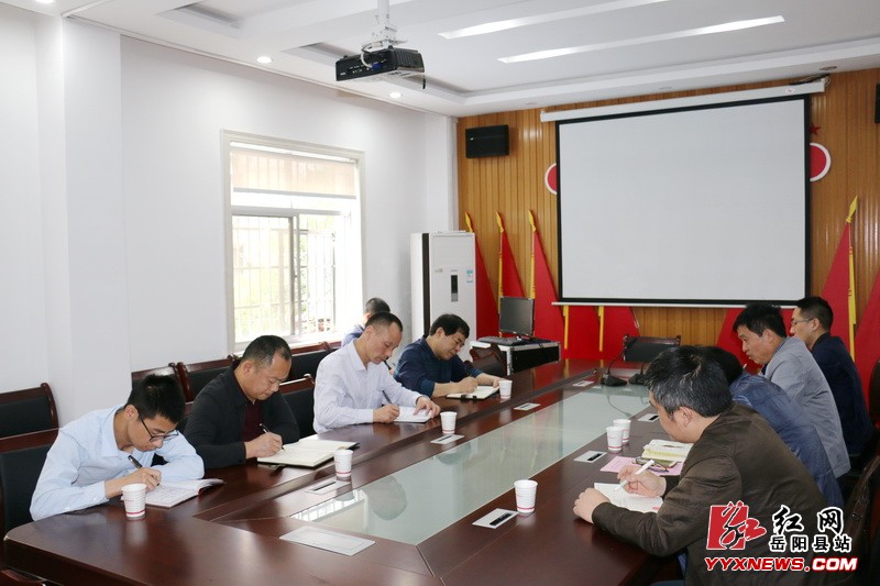 余泽世调研社区网格化管理工作