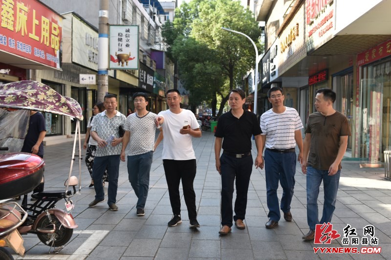 吴光文督查荷花路文明创建工作