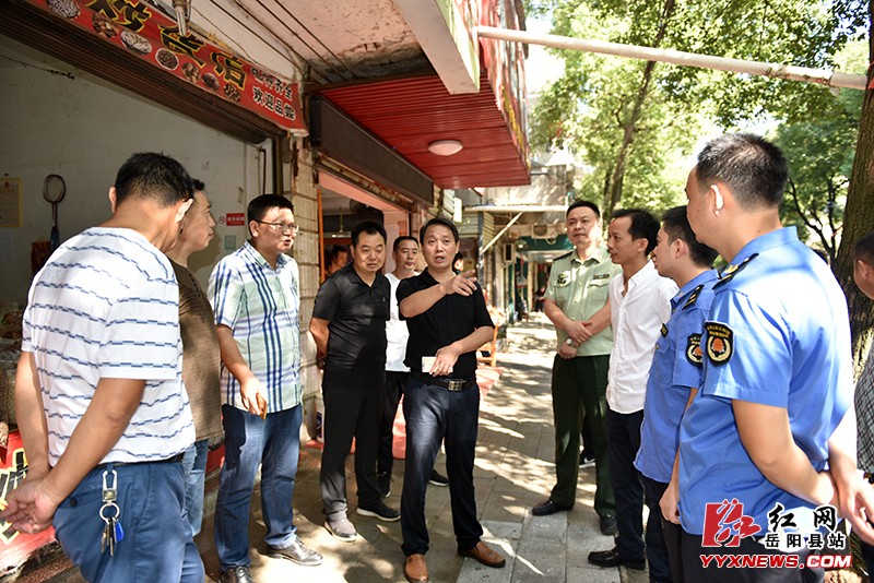 吴光文督查荷花路文明创建工作