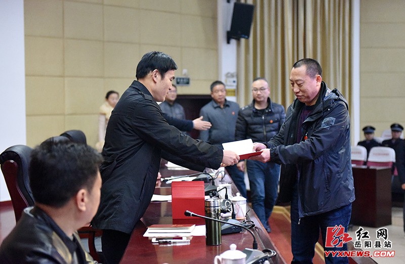 县人大常委会任命74名人民陪审员