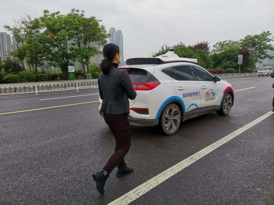 长沙梅溪湖国际文化艺术中心附近,一位女市民准备试乘百度阿波罗自动驾驶出租车。新华社记者刘良恒 摄