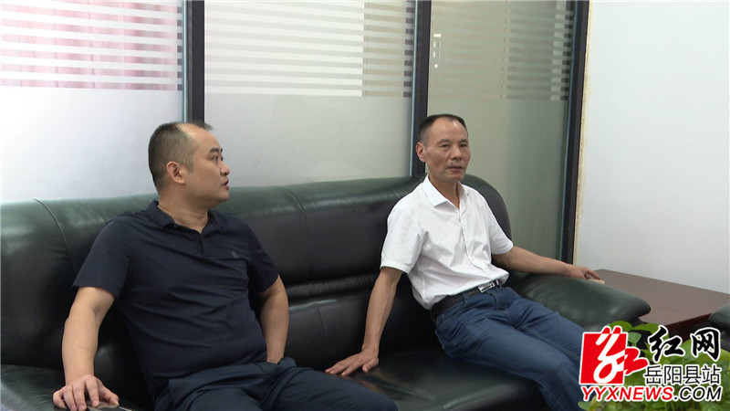 余泽世听取婚姻调试服务中心调研_副本.jpg 余泽世听取婚姻调试服务中心调研_副本.jpg