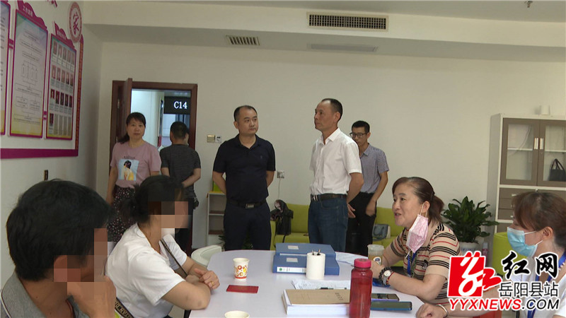 余泽世察看婚姻调解室_副本.jpg 余泽世察看婚姻调解室_副本.jpg