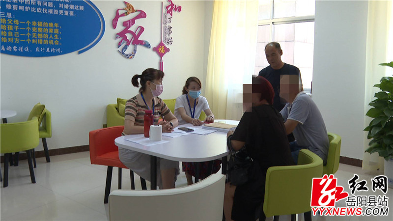 心理辅导师正在给夫妻做调解1_副本.jpg 心理辅导师正在给夫妻做调解1_副本.jpg
