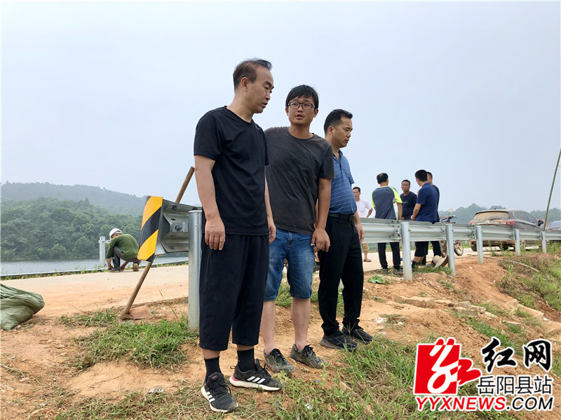 王保林察看出险现场.jpg 王保林察看出险现场.jpg