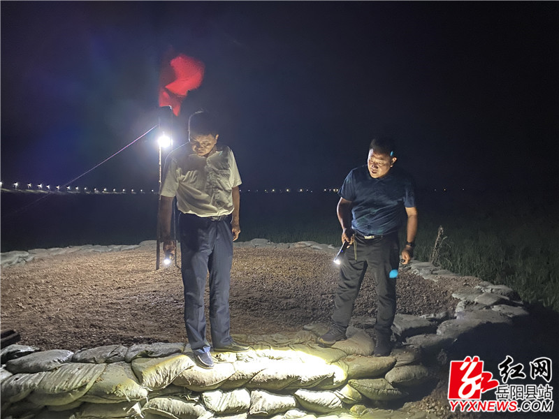 曾平原察看中洲大堤一处险情的处置情况.jpg 曾平原察看中洲大堤一处险情的处置情况.jpg