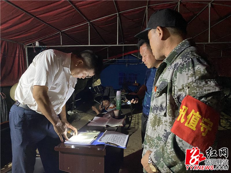 曾平原翻阅值班记录本.jpg 曾平原翻阅值班记录本.jpg