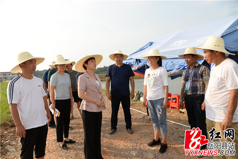 马娜慰问防汛一线人员_副本.jpg 马娜慰问防汛一线人员_副本.jpg