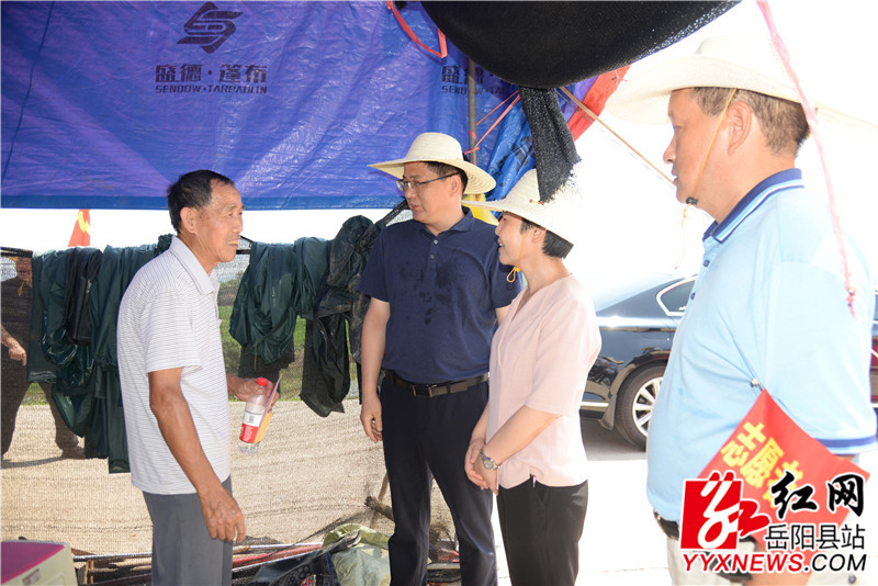 马娜慰问一线防汛人员2_副本.jpg 马娜慰问一线防汛人员2_副本.jpg