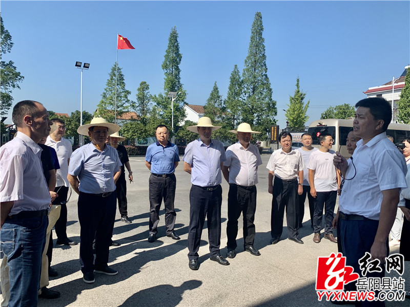 王小中一行听取汇报 (3)_副本.jpg 王小中一行听取汇报 (3)_副本.jpg