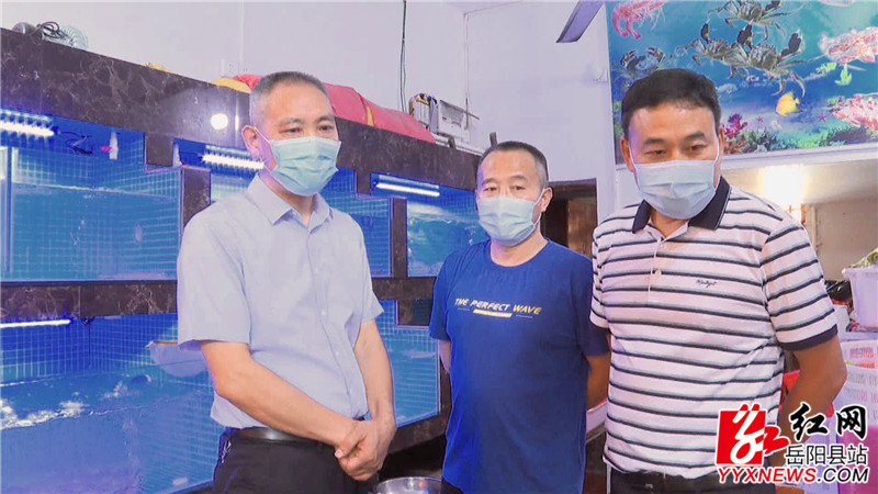 周里一行在海鲜店督导疫情防控常态化工作.jpg 周里一行在海鲜店督导疫情防控常态化工作.jpg