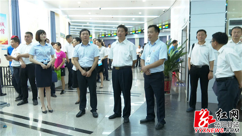 袁陆保一行实地视察政务服务中心服务大厅_副本.jpg 袁陆保一行实地视察政务服务中心服务大厅_副本.jpg