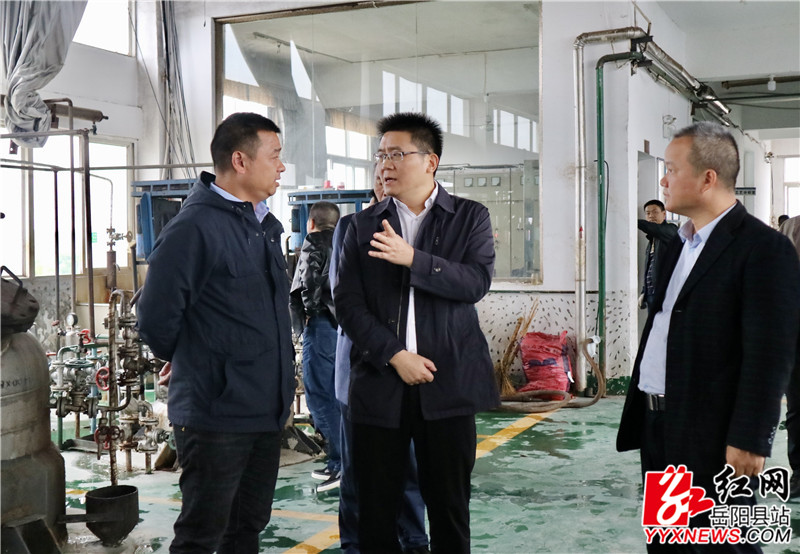 肖湘晖实地察看生产工艺车间.JPG 肖湘晖实地察看生产工艺车间.JPG