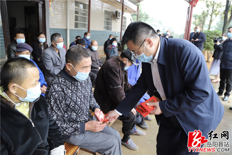 给老人发放重阳节红包.jpg 给老人发放重阳节红包.jpg