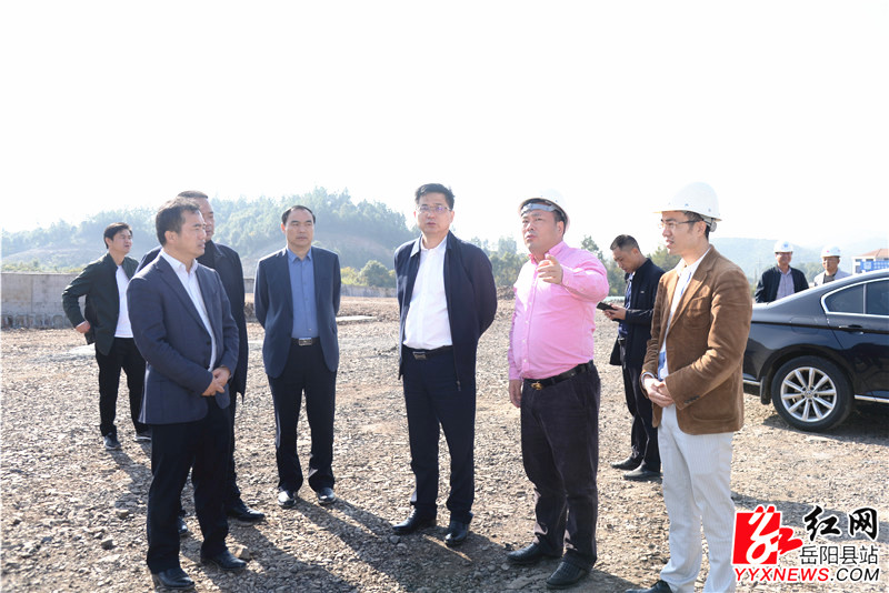 田文静察看高新材料产业基地.jpg 田文静察看高新材料产业基地.jpg