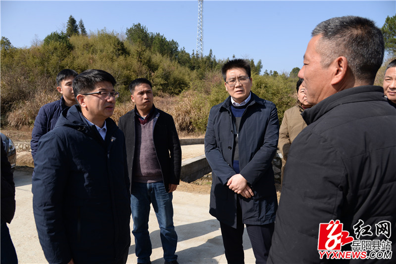 杨耀松与农户进行交谈.JPG 杨耀松与农户进行交谈.JPG