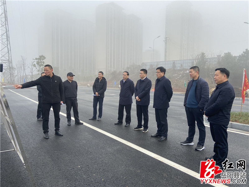 田文静听取荣湾湖渡改桥(虎形山桥)项目情况介绍.jpg 田文静听取荣湾湖渡改桥(虎形山桥)项目情况介绍.jpg