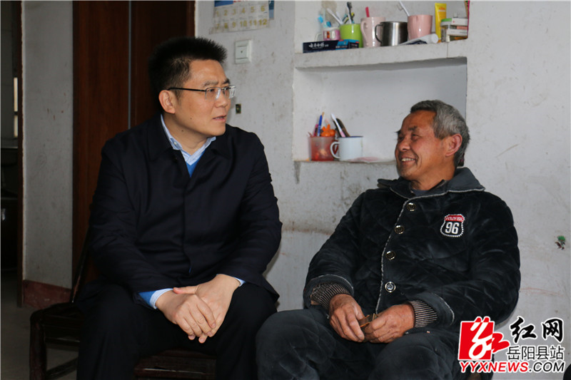 肖湘晖与老党员交流.JPG 肖湘晖与老党员交流.JPG