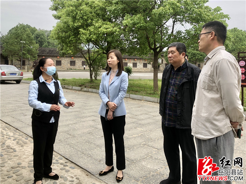 调研组一行在张谷英景区实地察看了古建筑群的保存与合理利用等情况.JPG 调研组一行在张谷英景区实地察看了古建筑群的保存与合理利用等情况.JPG