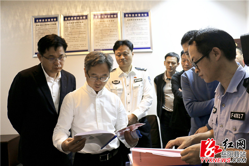 李志坚一行在荣家湾镇司法所查阅基层反诈工作资料台账.jpg 李志坚一行在荣家湾镇司法所查阅基层反诈工作资料台账.jpg