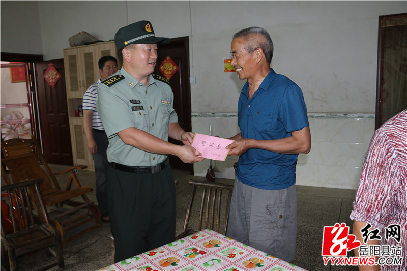 马长林慰问党员干部刘系普.jpg 马长林慰问党员干部刘系普.jpg