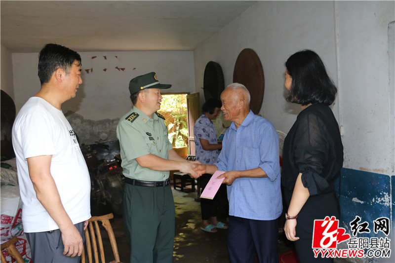 马长林慰问84岁老党员李胜辉2.jpg 马长林慰问84岁老党员李胜辉2.jpg