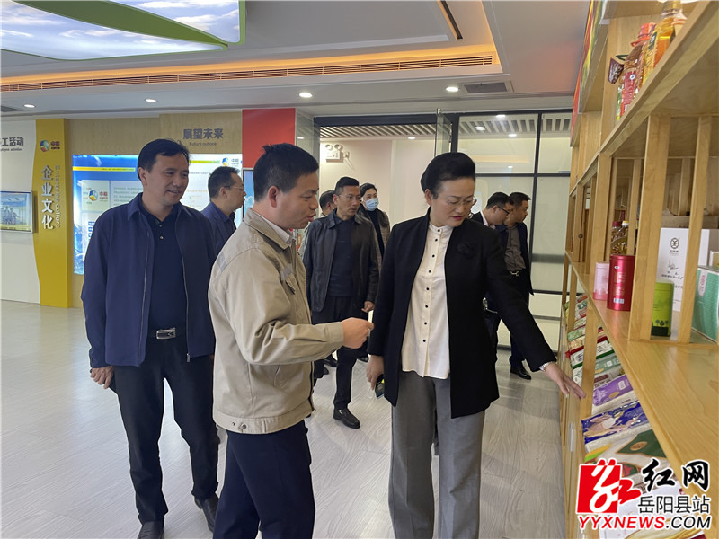 魏淑萍查看中粮米业经营产品 (1).jpg 魏淑萍查看中粮米业经营产品 (1).jpg