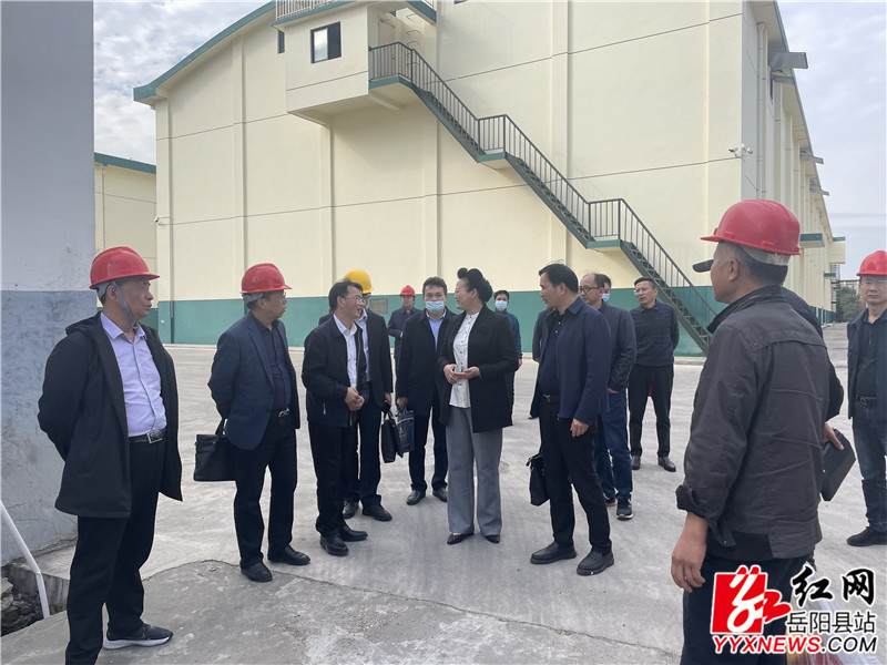 魏淑萍了解粮库粮食收购情况.jpg 魏淑萍了解粮库粮食收购情况.jpg