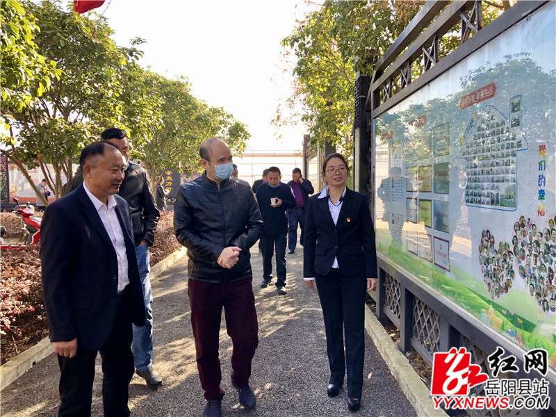 省文旅厅评价组了解清水村情况.jpg 省文旅厅评价组了解清水村情况.jpg