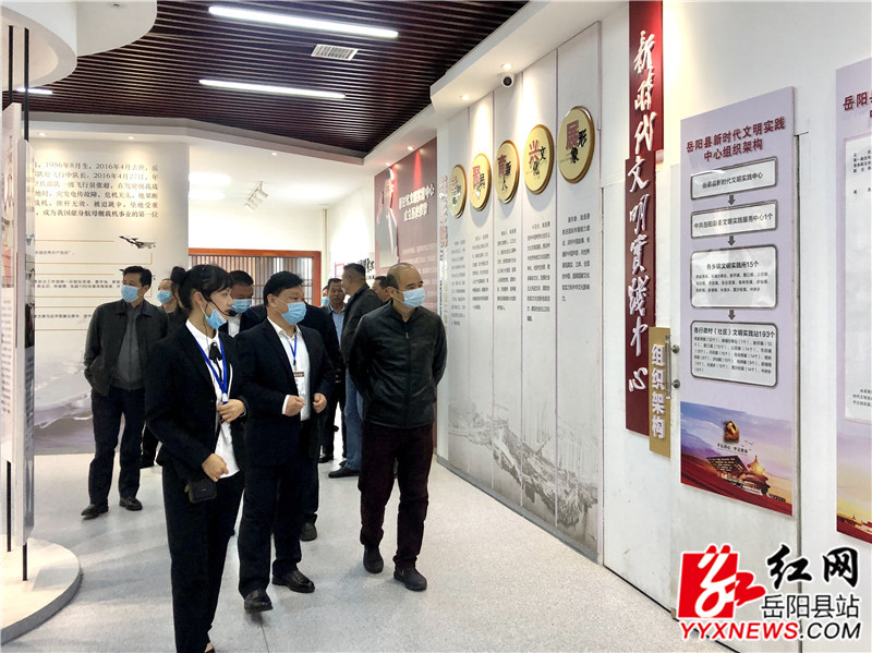 省文旅厅评价组了解县美术馆情况.jpg 省文旅厅评价组了解县美术馆情况.jpg