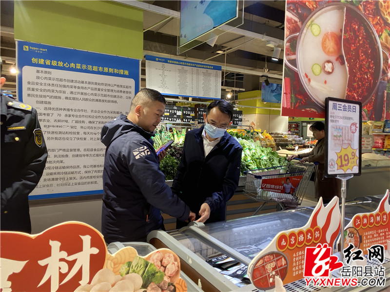 李德军在步步高超市检查冷冻食品.JPG 李德军在步步高超市检查冷冻食品.JPG