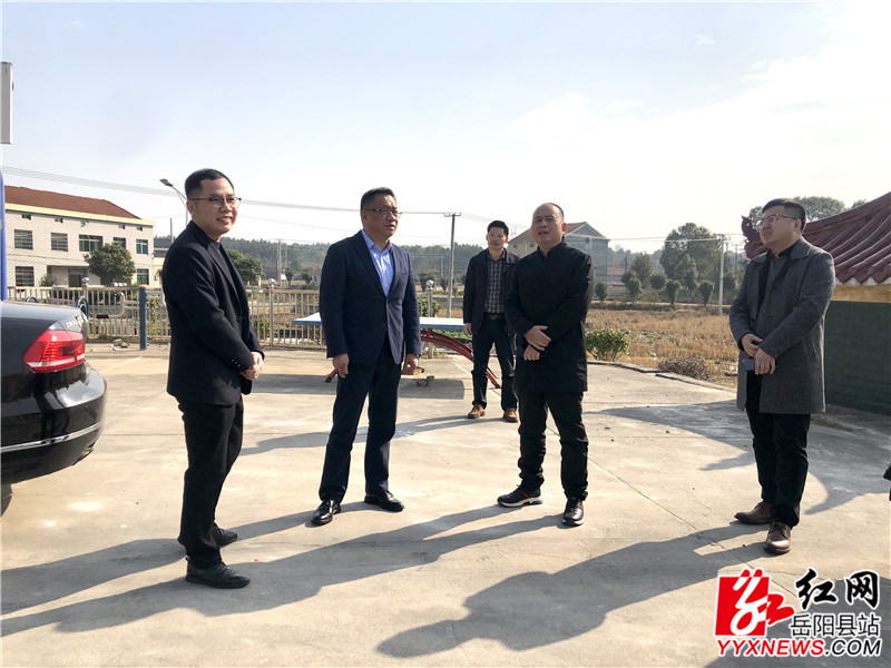 在长湖乡范家村梁家铺屋场调研2.jpg 在长湖乡范家村梁家铺屋场调研2.jpg