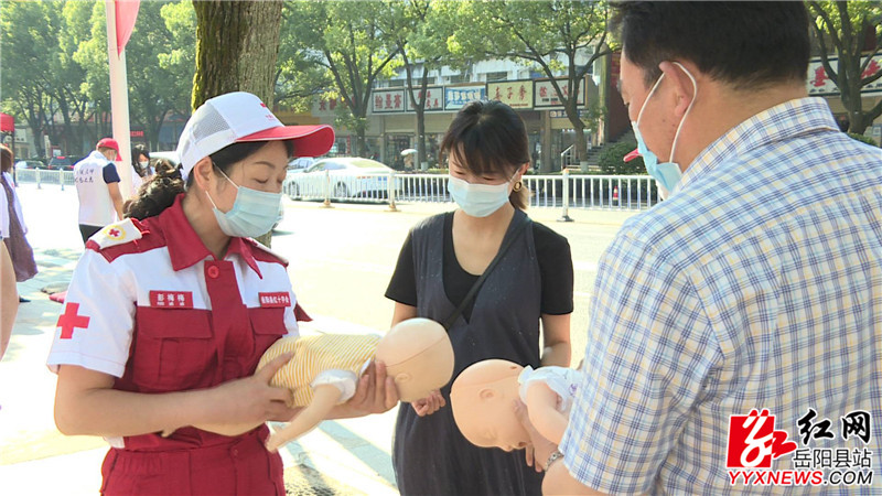 红十字会工作人员为大家科普紧急救护知识 (1)_副本.jpg 红十字会工作人员为大家科普紧急救护知识 (1)_副本.jpg