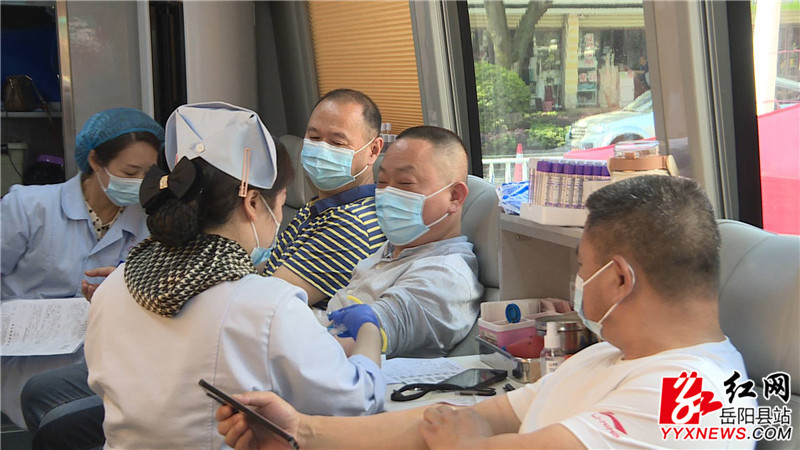 献血现场_副本.jpg 献血现场_副本.jpg