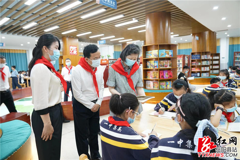 在集英学校了解“隔代家庭教育”开展情况_副本.jpg 在集英学校了解“隔代家庭教育”开展情况_副本.jpg