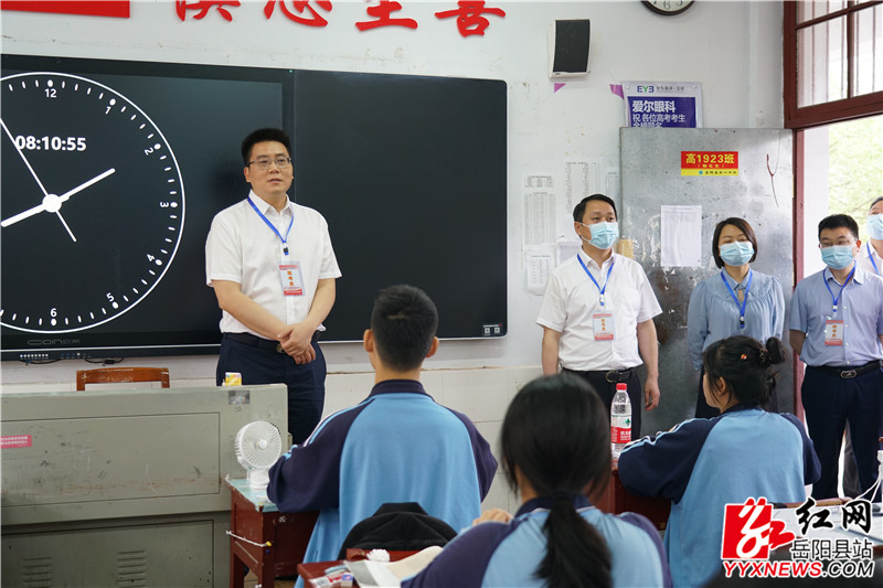 县“四大家”领导巡视高考考点 (1)_副本.jpg 县“四大家”领导巡视高考考点 (1)_副本.jpg