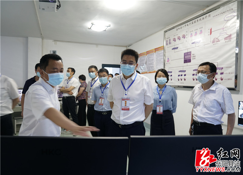 县“四大家”领导巡视高考考点 (2)_副本.jpg 县“四大家”领导巡视高考考点 (2)_副本.jpg