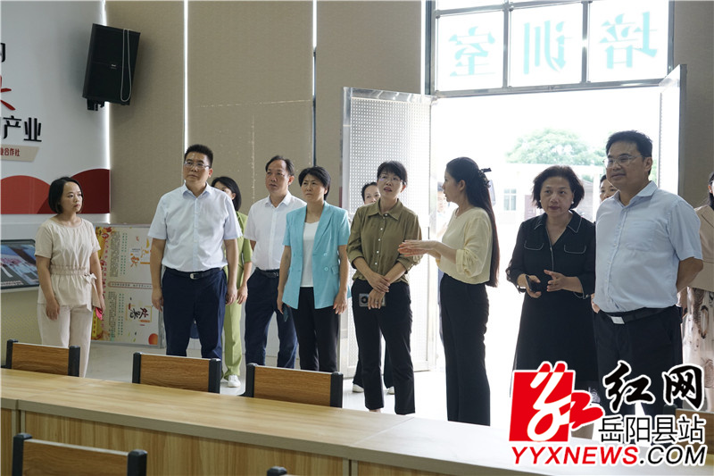 在丰瑞农机合作社了解智慧农业灌溉等情况.jpg 在丰瑞农机合作社了解智慧农业灌溉等情况.jpg