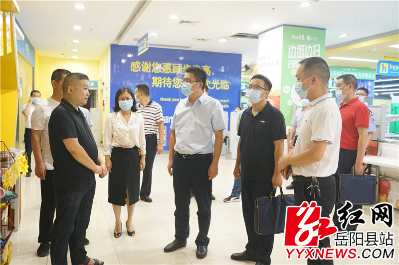 在富安广场察看步步高超市及城市商贸综合体文明创建工作.jpg
