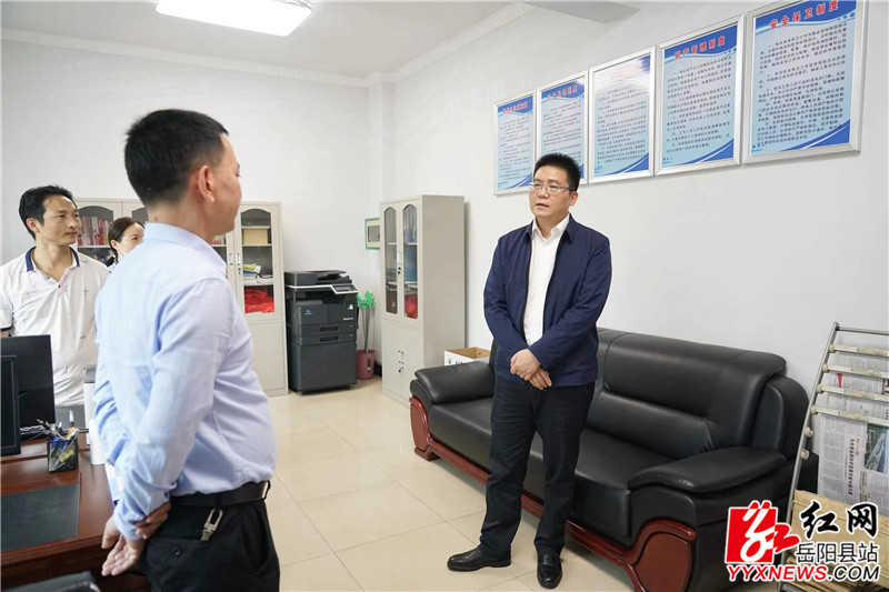 肖湘晖听取县供销合作联社工作情况介绍.jpg 肖湘晖听取县供销合作联社工作情况介绍.jpg